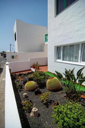 Exterior detail - Holiday Home 'Siroco Sol Lanzarote' near the Beach with Terrace, Garden & Wi-Fi (Playa Honda)