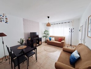 TV - Holiday Home 'Siroco Sol Lanzarote' near the Beach with Terrace, Garden & Wi-Fi (Playa Honda)