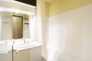 Bathtub, hair dryer - Holiday Apartment "Valfréjus" in Valfréjus (Modane)
