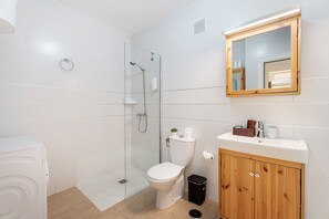 Een douche, een haardroger, handdoeken