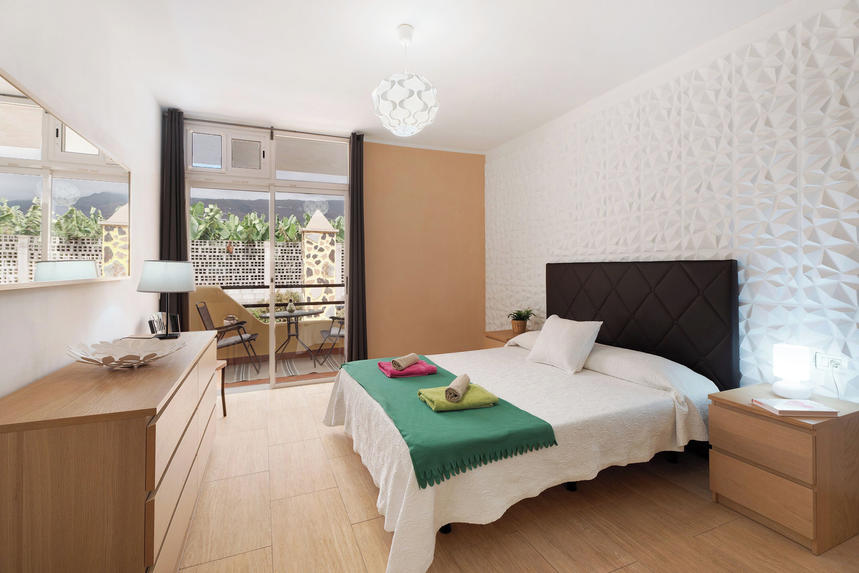 1 habitación, tabla de planchar con plancha, wifi gratis y ropa de cama 