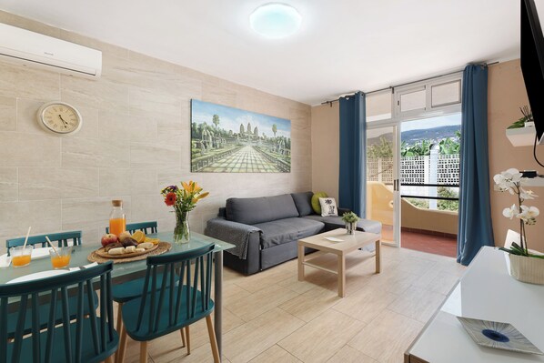 TV - Vacation Home 'Apartmento Palace Playa Paraiso' with Mountain View, Shared Pool, Terrace & Wi-Fi (Adeje)