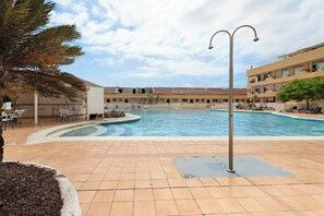 Pool - Vacation Home 'Apartmento Palace Playa Paraiso' with Mountain View, Shared Pool, Terrace & Wi-Fi (Adeje)