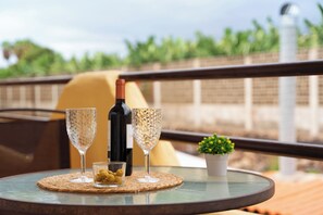 Outdoor dining - Vacation Home 'Apartmento Palace Playa Paraiso' with Mountain View, Shared Pool, Terrace & Wi-Fi (Adeje)