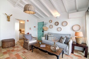 Een televisie en een open haard