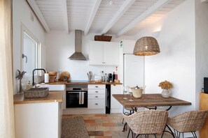 Fridge, microwave, oven, stovetop - Holiday Home 'Casa De Benafim 51' with Shared Pool, Shared Garden & Wi-Fi (Benafim)