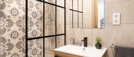 Douche, serviettes fournies