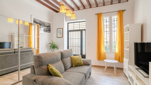 A modern living room with a sofa, TV, and a small table. - Apartment 'Casa De La Esperanza' with Wi-Fi and Air Conditioning (Alicante (Alacant))