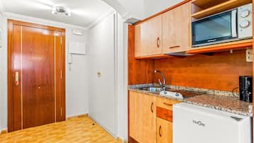 Réfrigérateur, micro-ondes, plaque de cuisson, cafetière/bouilloire