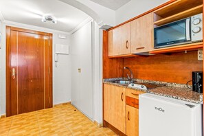 Réfrigérateur, micro-ondes, plaque de cuisson, cafetière/bouilloire