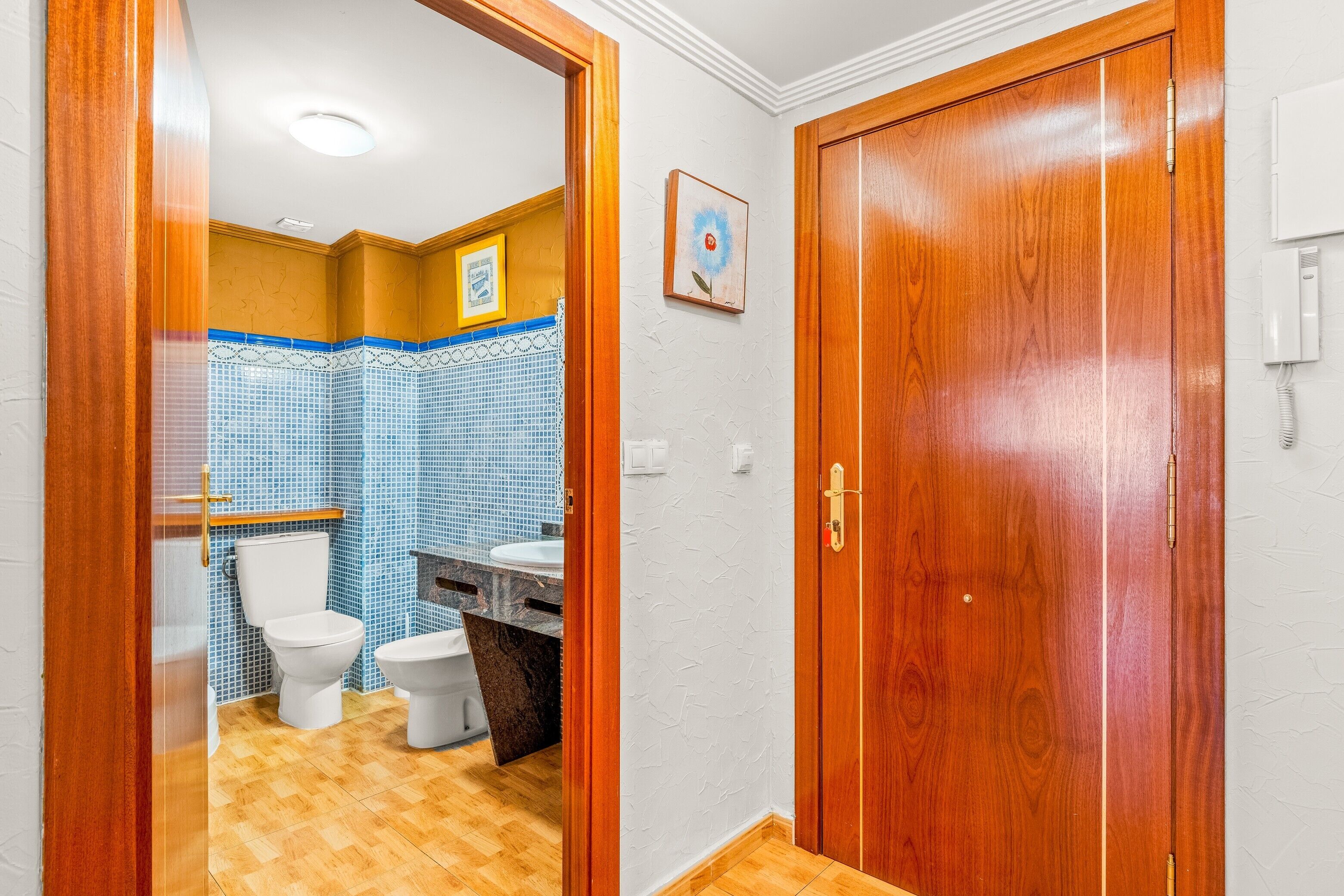 Douche, sèche-cheveux, serviettes fournies