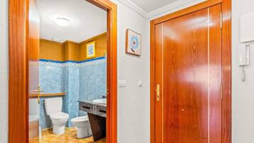 Douche, sĂšche-cheveux, serviettes fournies