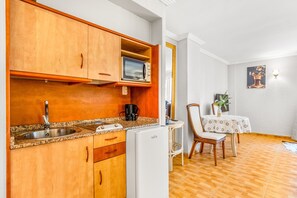 Réfrigérateur, micro-ondes, plaque de cuisson, cafetière/bouilloire
