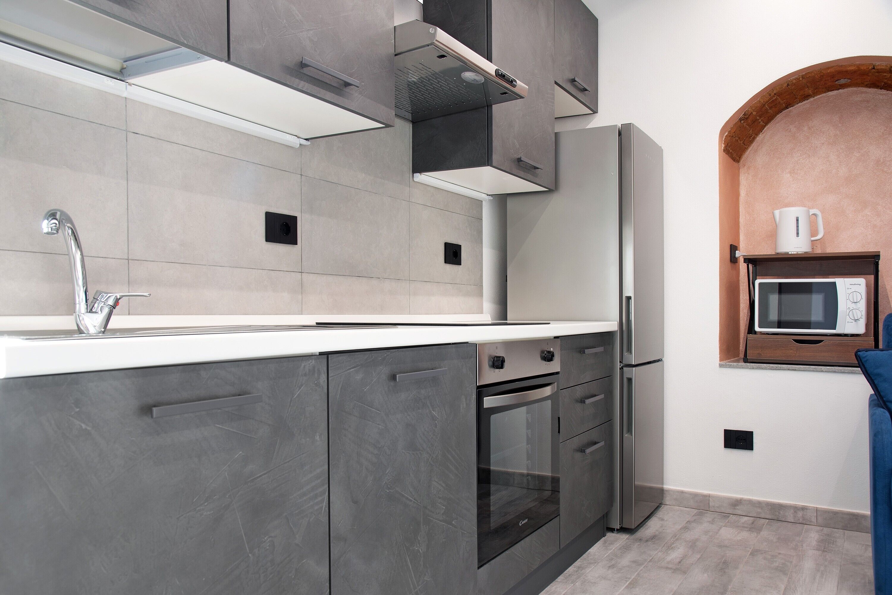 Réfrigérateur, micro-ondes, four, plaque de cuisson