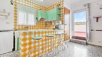 Een koelkast, een microgolfoven, een oven, een kookplaat