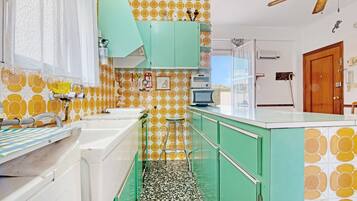 Een koelkast, een magnetron, een oven, een kookplaat