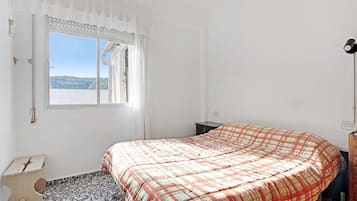 3 habitaciones, tabla de planchar con plancha y ropa de cama