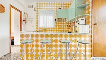 Frigorífico, microondas, horno y placa de cocina