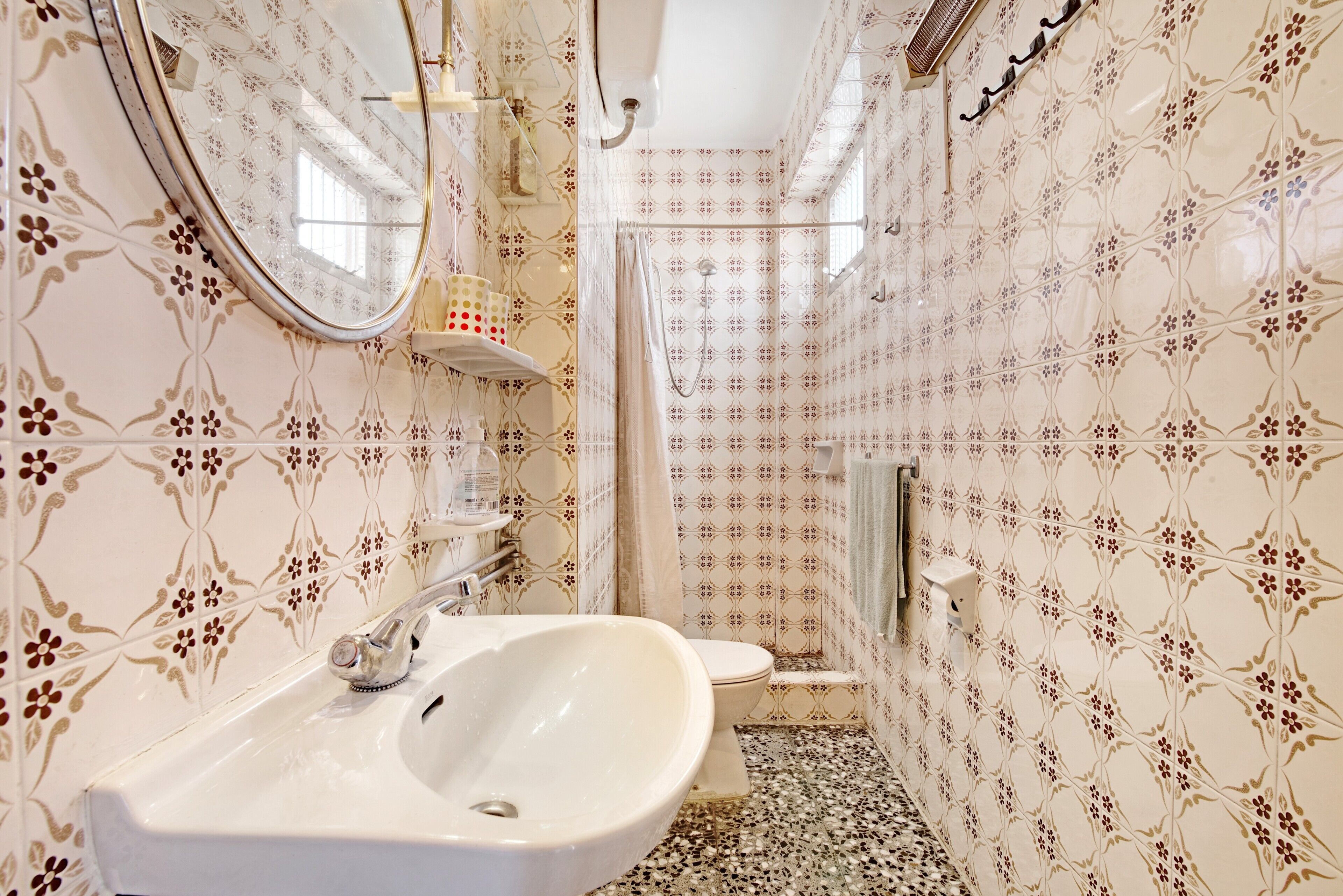 Douche, sèche-cheveux, serviettes fournies