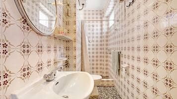 Een douche, een haardroger, handdoeken