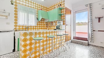 Een koelkast, een magnetron, een oven, een kookplaat