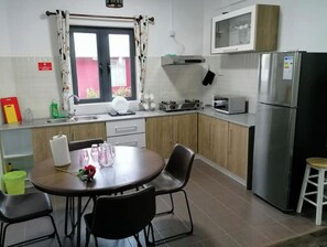Fridge, microwave, stovetop, electric kettle - Bobato Appartement D (Curepipe)
