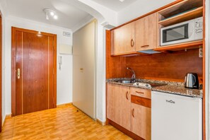 Frigorífico, microondas, placa de cocina y cafetera o tetera