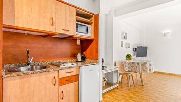 Refrigerador, microondas, parrilla de estufa y cafetera y tetera