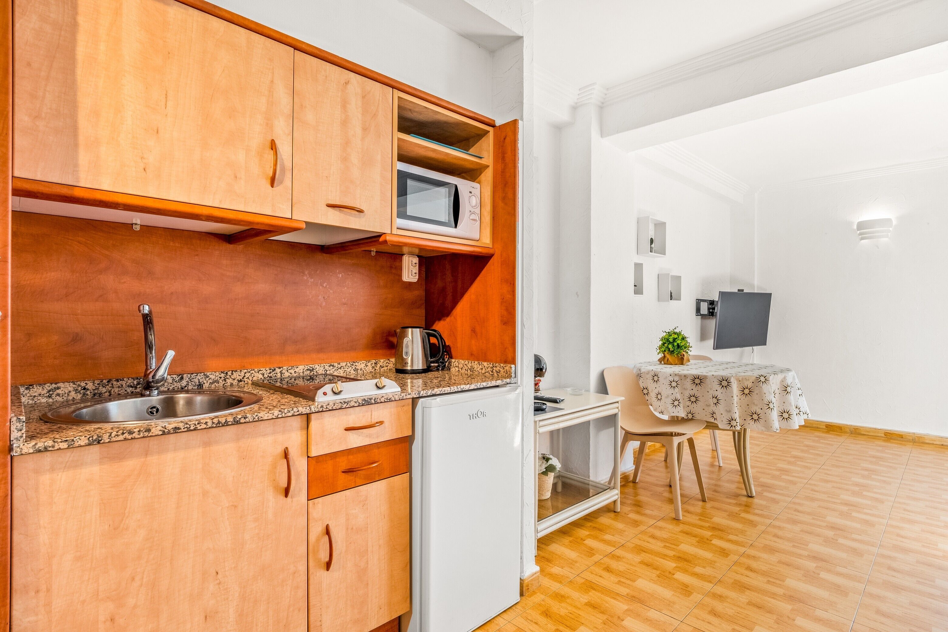 Réfrigérateur, micro-ondes, plaque de cuisson, cafetière/bouilloire