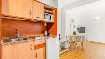 Réfrigérateur, micro-ondes, plaque de cuisson, cafetière/bouilloire