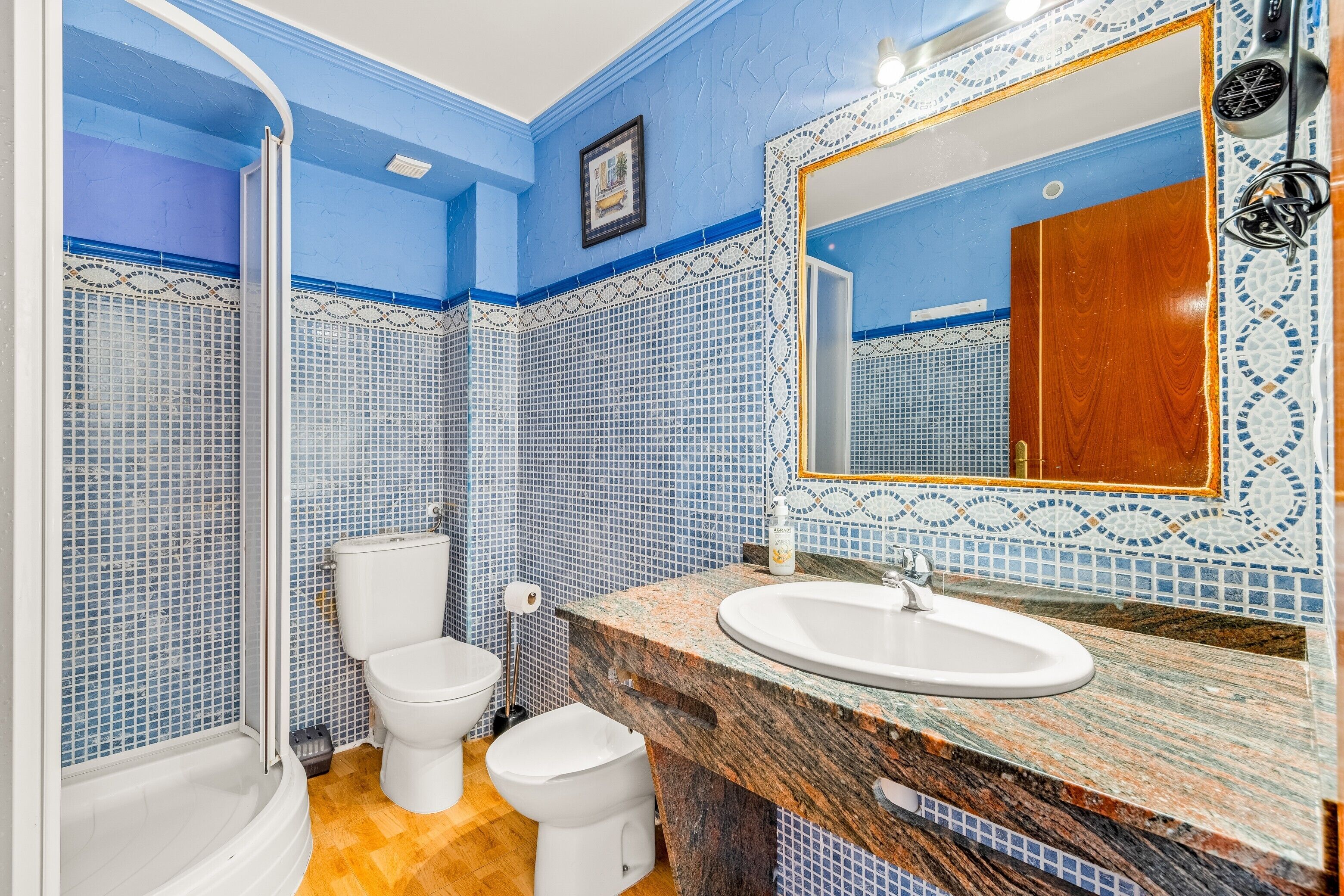 Een douche, een haardroger, handdoeken