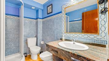 Een douche, een haardroger, handdoeken