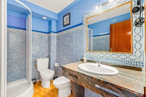 Ducha, secador de pelo y toallas