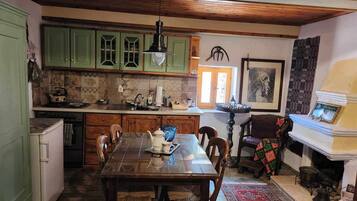 Réfrigérateur, four, plaque de cuisson, cafetiÚre/bouilloire