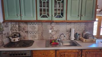 Refrigerador, horno, parrilla de estufa y cafetera y tetera