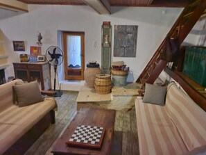 Televisión y chimenea 