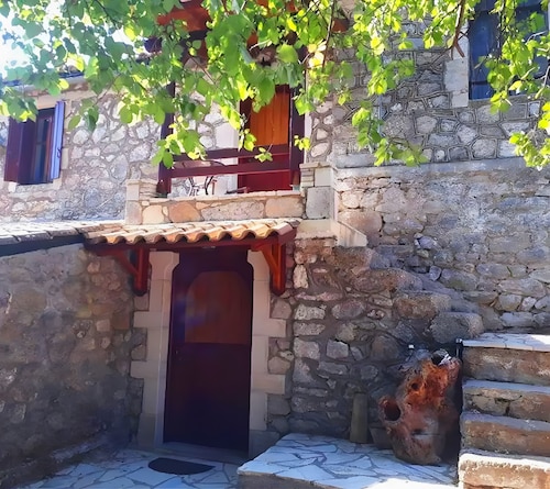 Ferienhaus 'Traditionelles Bauernhaus' mit Bergblick, privater Terrasse und eigenem Garten