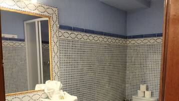 Douche, sèche-cheveux, serviettes fournies