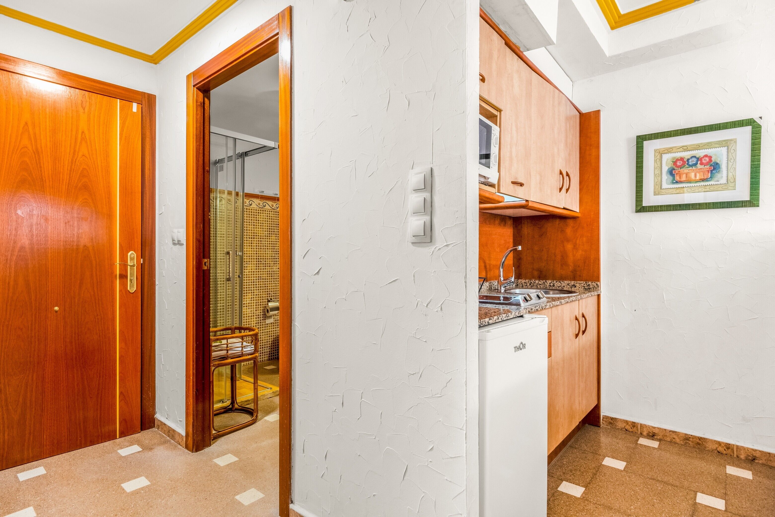 Fridge, microwave, stovetop, coffee/tea maker