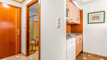 Een koelkast, een microgolfoven, een kookplaat