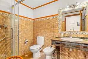Een douche, een haardroger, handdoeken