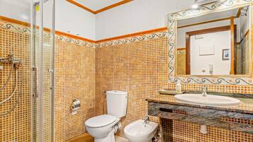 Een douche, een haardroger, handdoeken