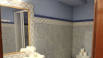 Douche, sĂšche-cheveux, serviettes fournies