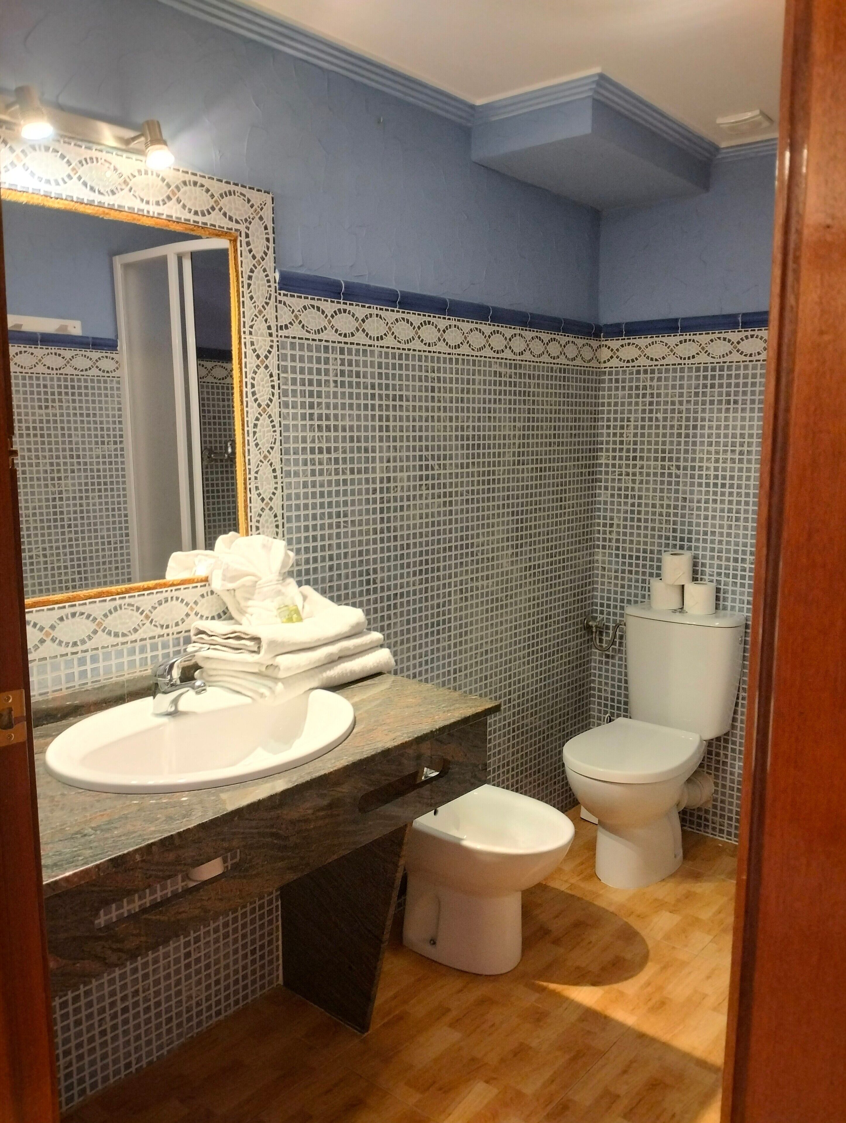 Een douche, een haardroger, handdoeken