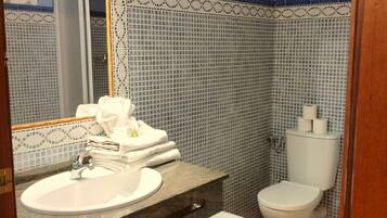 Een douche, een haardroger, handdoeken