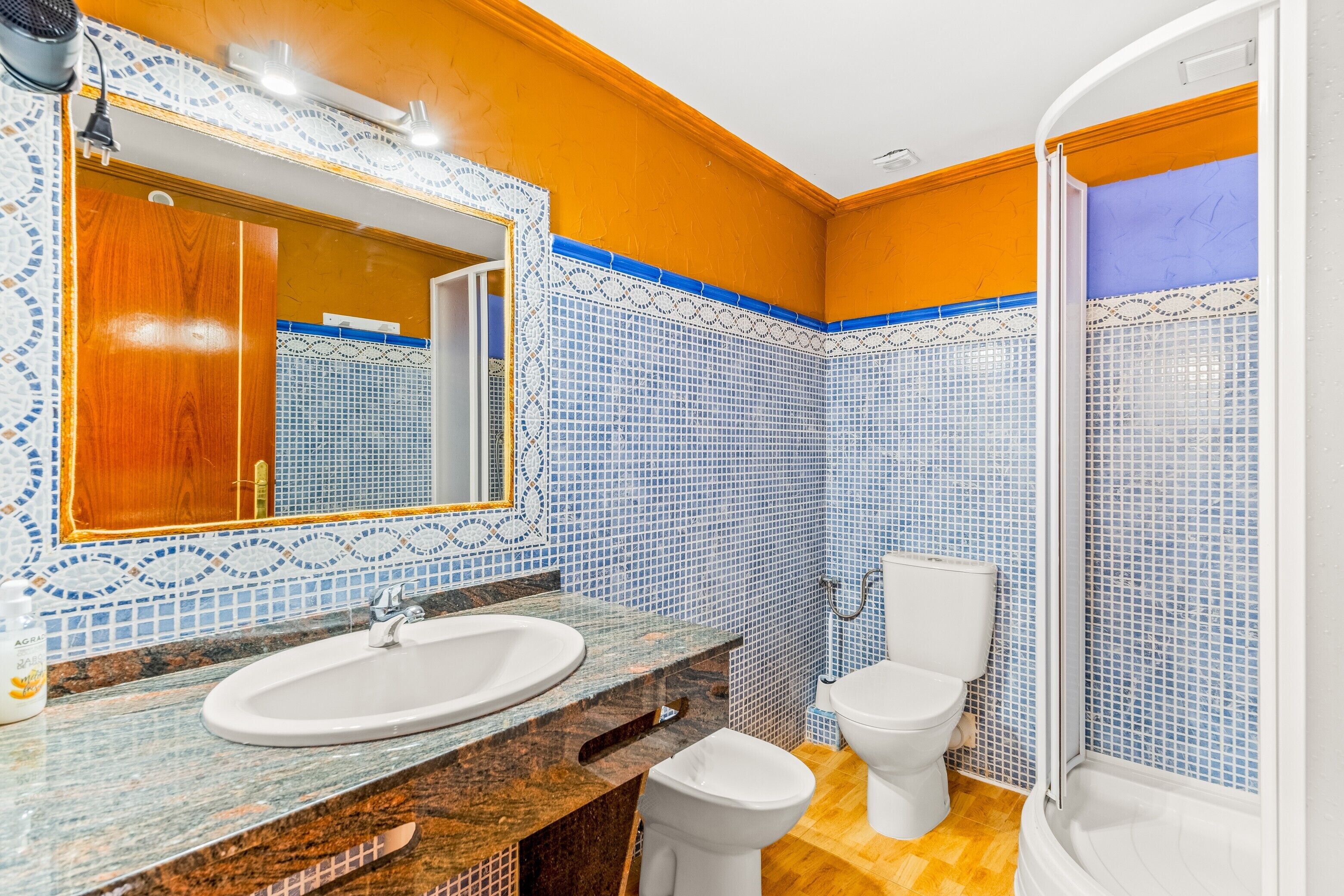 Bruser, hårtørrer, håndklæder