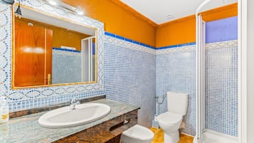 Suihku, hiustenkuivaaja, pyyhkeet