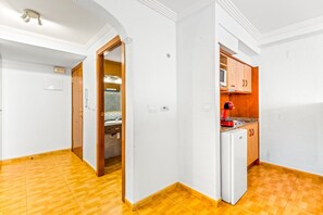 Refrigerador, microondas, parrilla de estufa y cafetera y tetera 