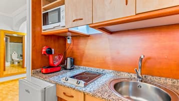 Een koelkast, een microgolfoven, een kookplaat