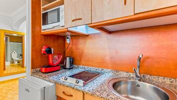 Kylskåp, mikrovågsugn, spishäll och kaffe- och tebryggare